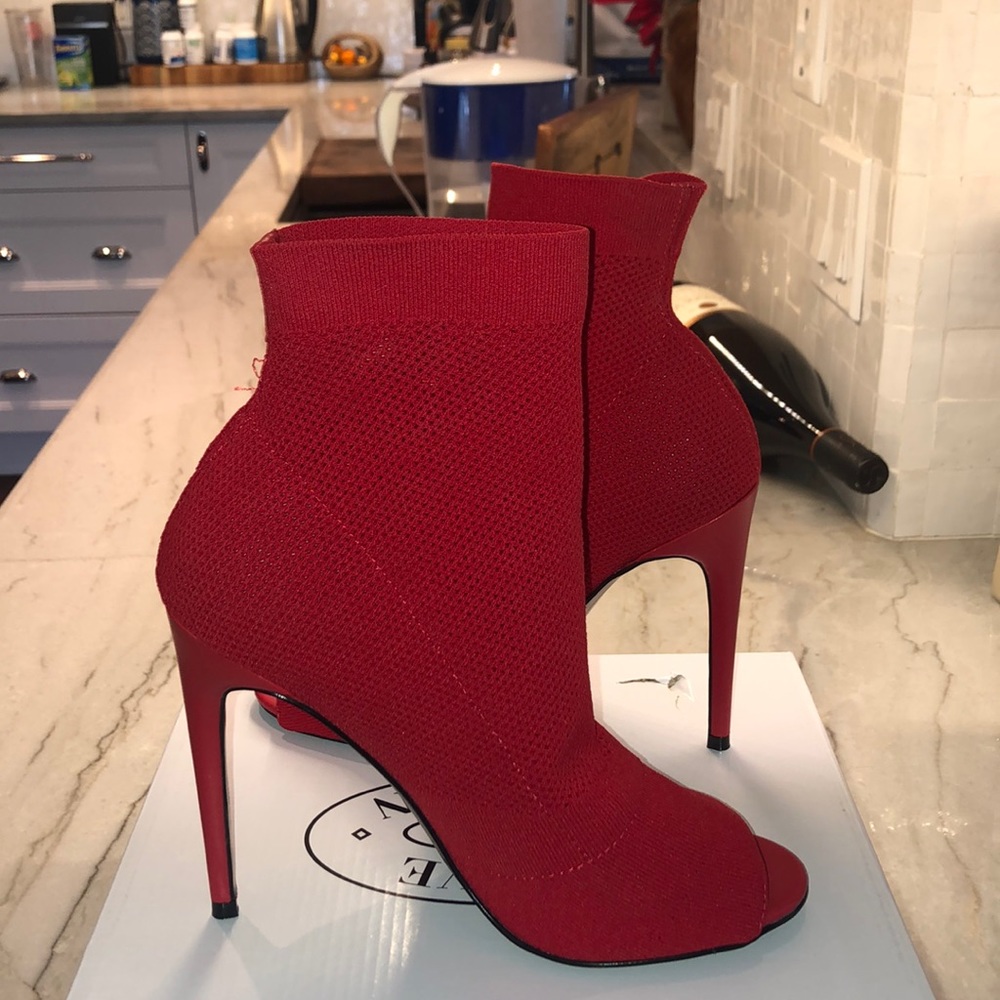 Steve Madden Lifted Cognac Booties